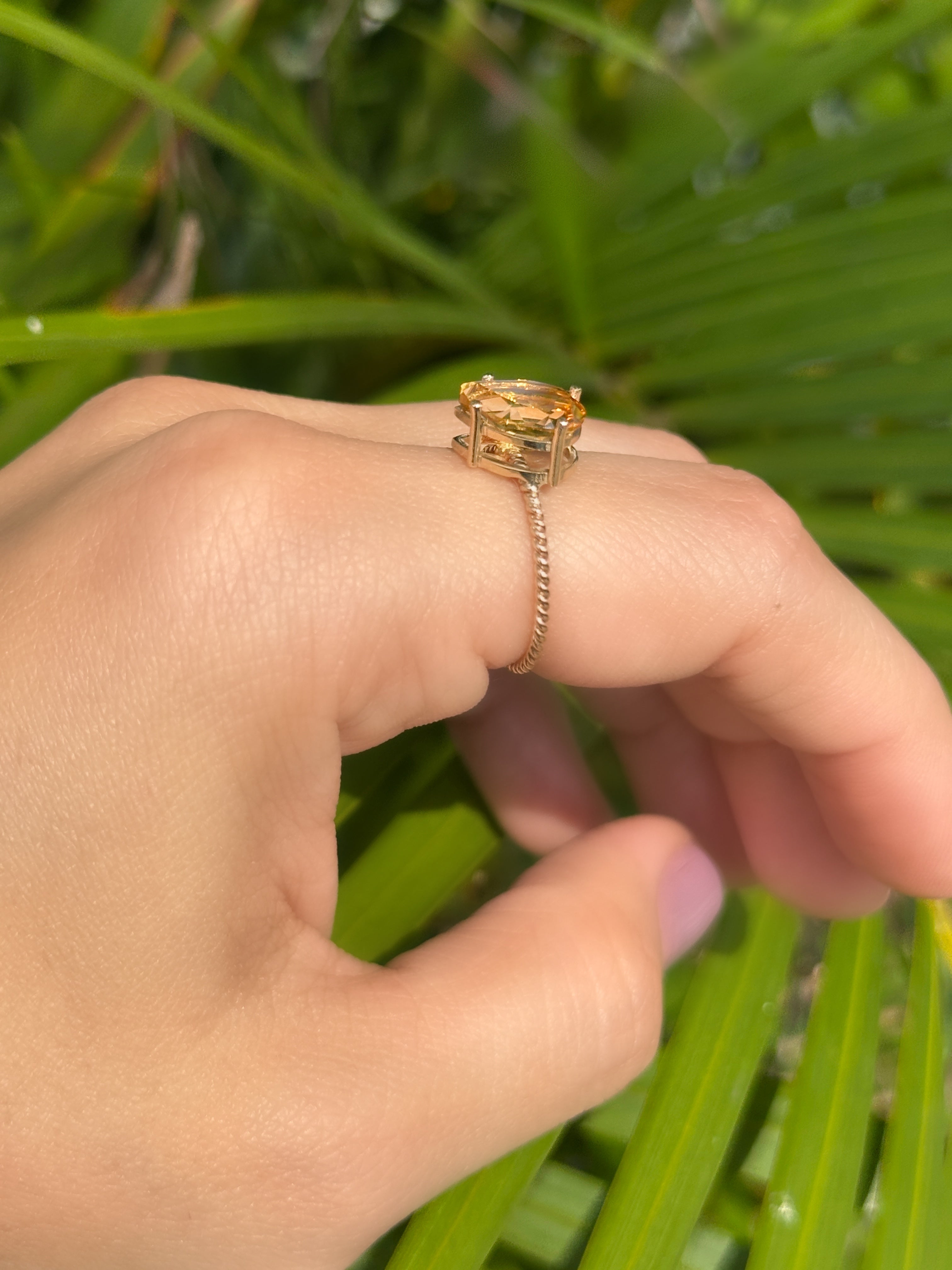 Anillo gota solitario